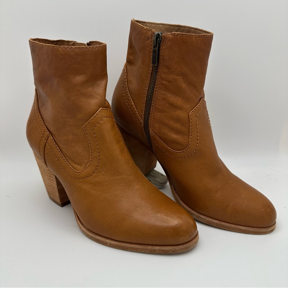 FRYE Cognac Ankle Boot Bootie Sz 6M Brown Leather Side zip Western Cowgirl - Picture 3 of 16